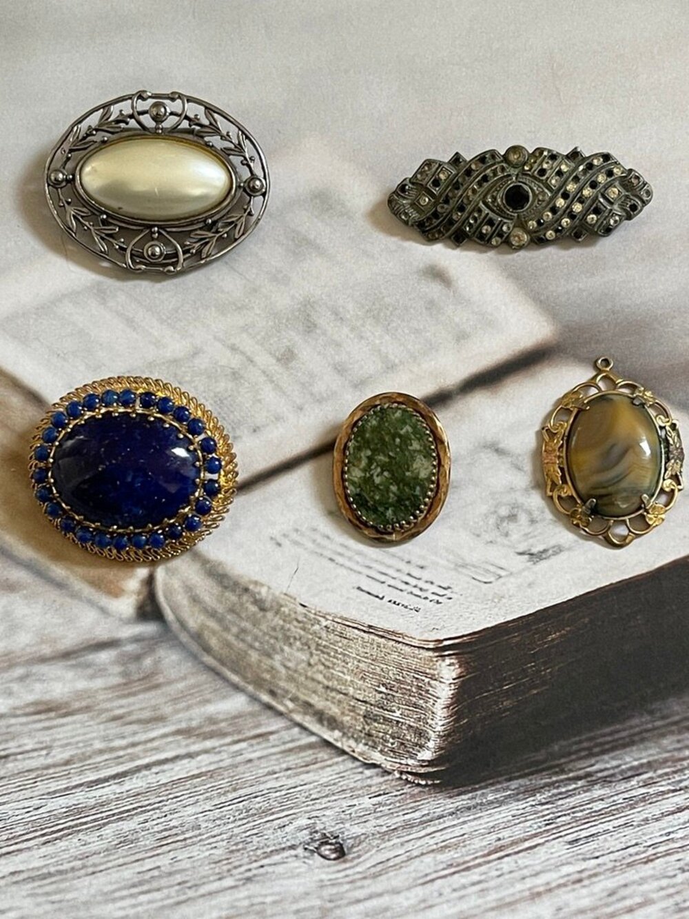 FOUR Vintage Brooches & One Pendant: Very Good Vintage Condition; Various Sizes
